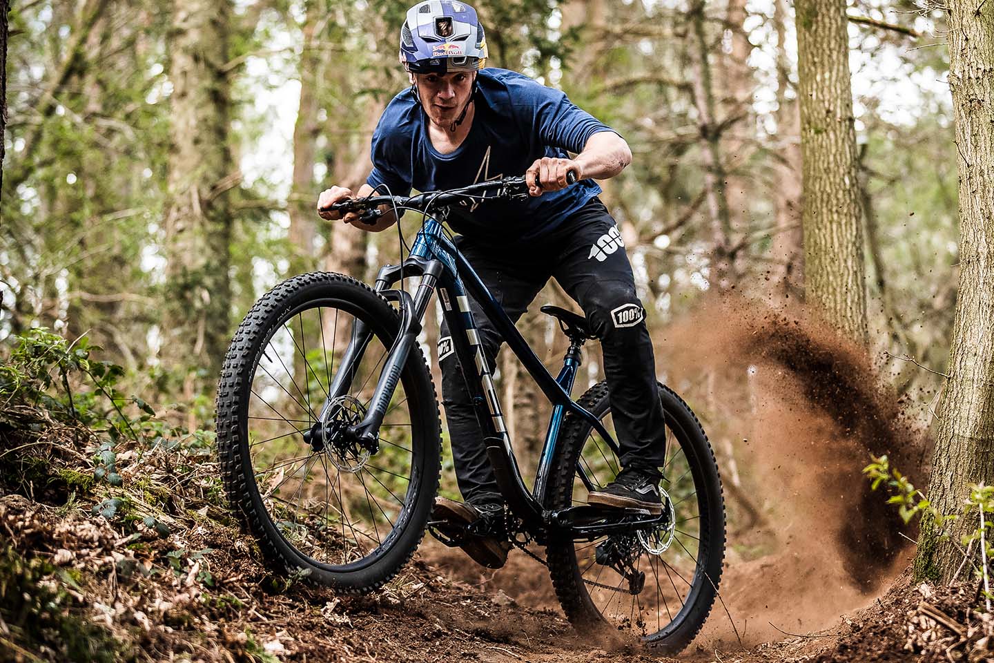 トレックのロスコ（トレイルマウンテンバイク）で土を巻き上げながら走るライダー