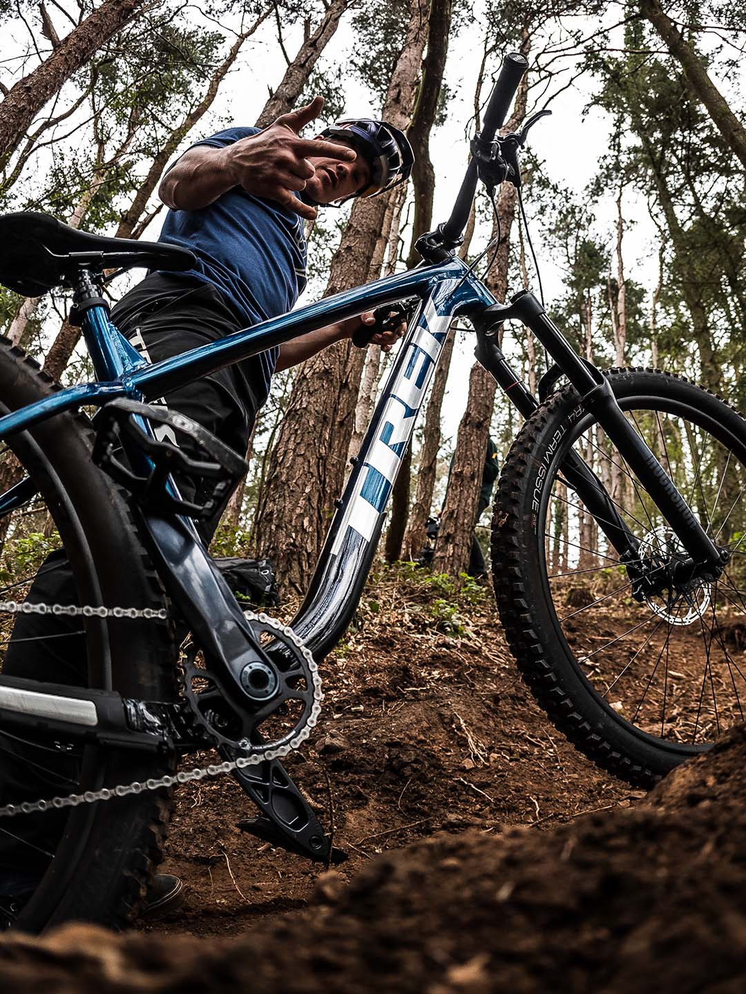 rosukoの脇でポーズを決めるライダー