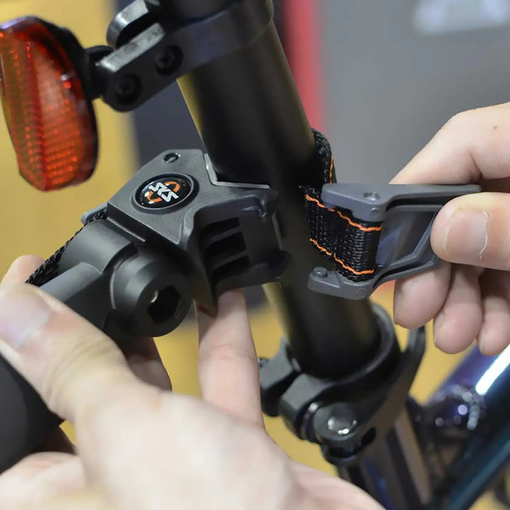 SKS エクストラ ドライ XL リアフェンダー をシートポストに取り付けている様子。