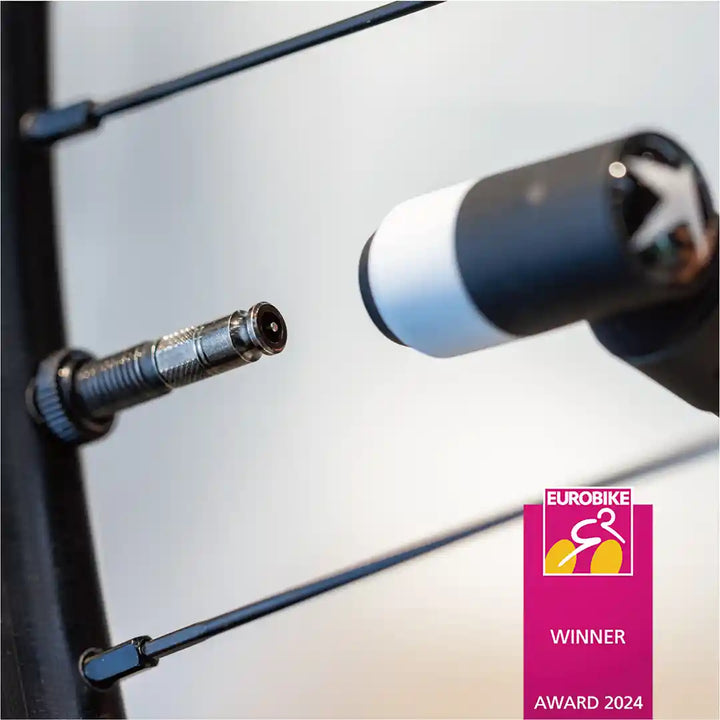 シュワルベのクリックバルブを付けたチューブに空気を入れる様子