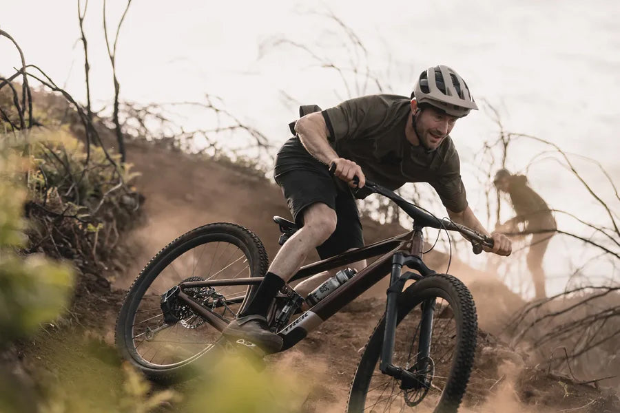 Top Fuel ドロッパーポストを縮めて下る様子