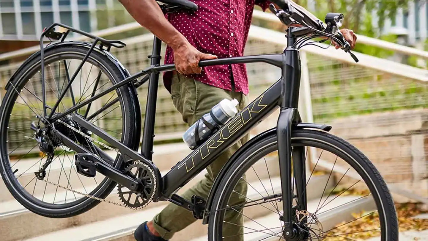 トレックFX+を軽々と持ち上げている様子