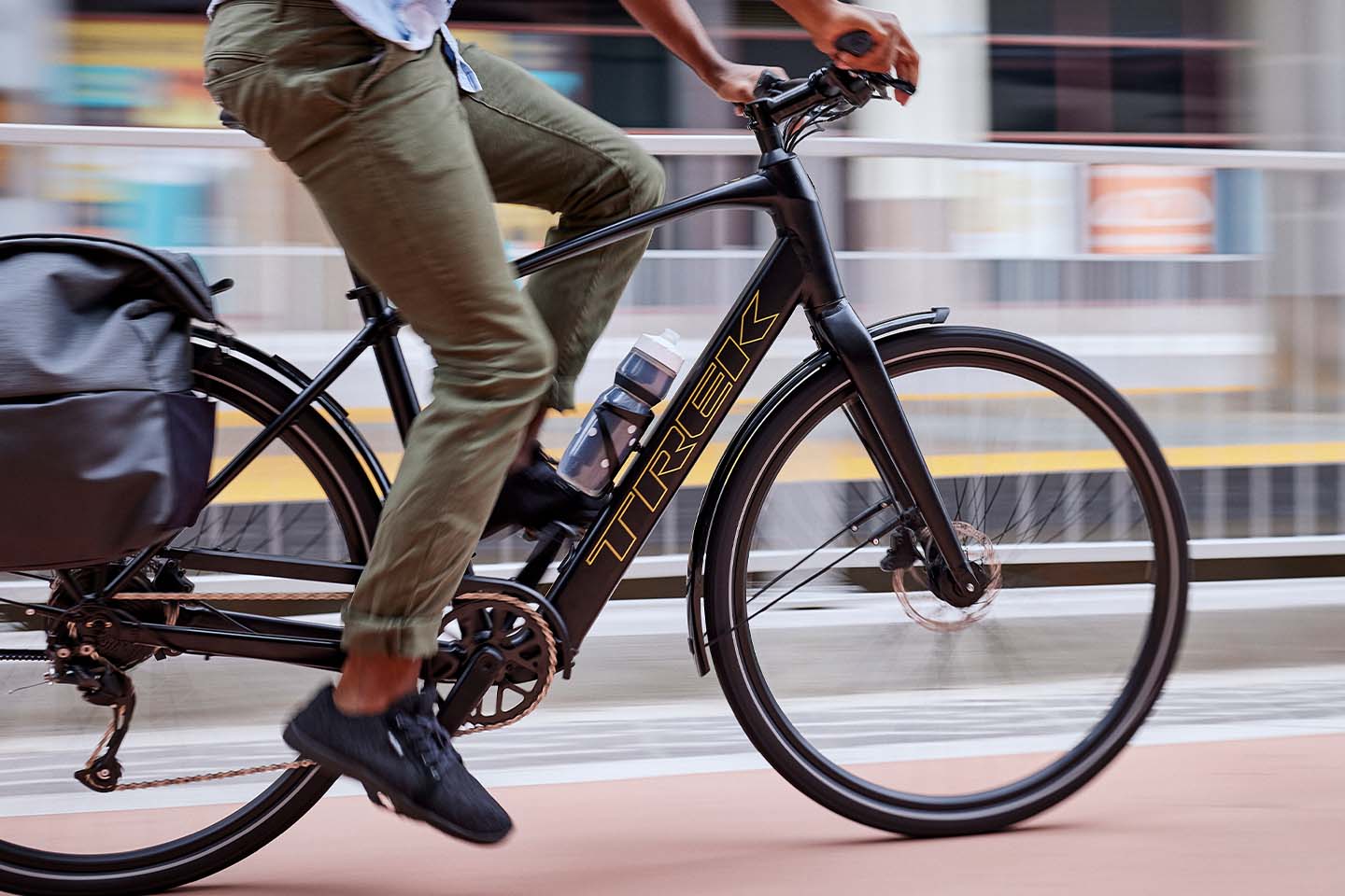 FX+2 にサイドバックやボトルなどのアクセサリーを取り付けて自転車通勤