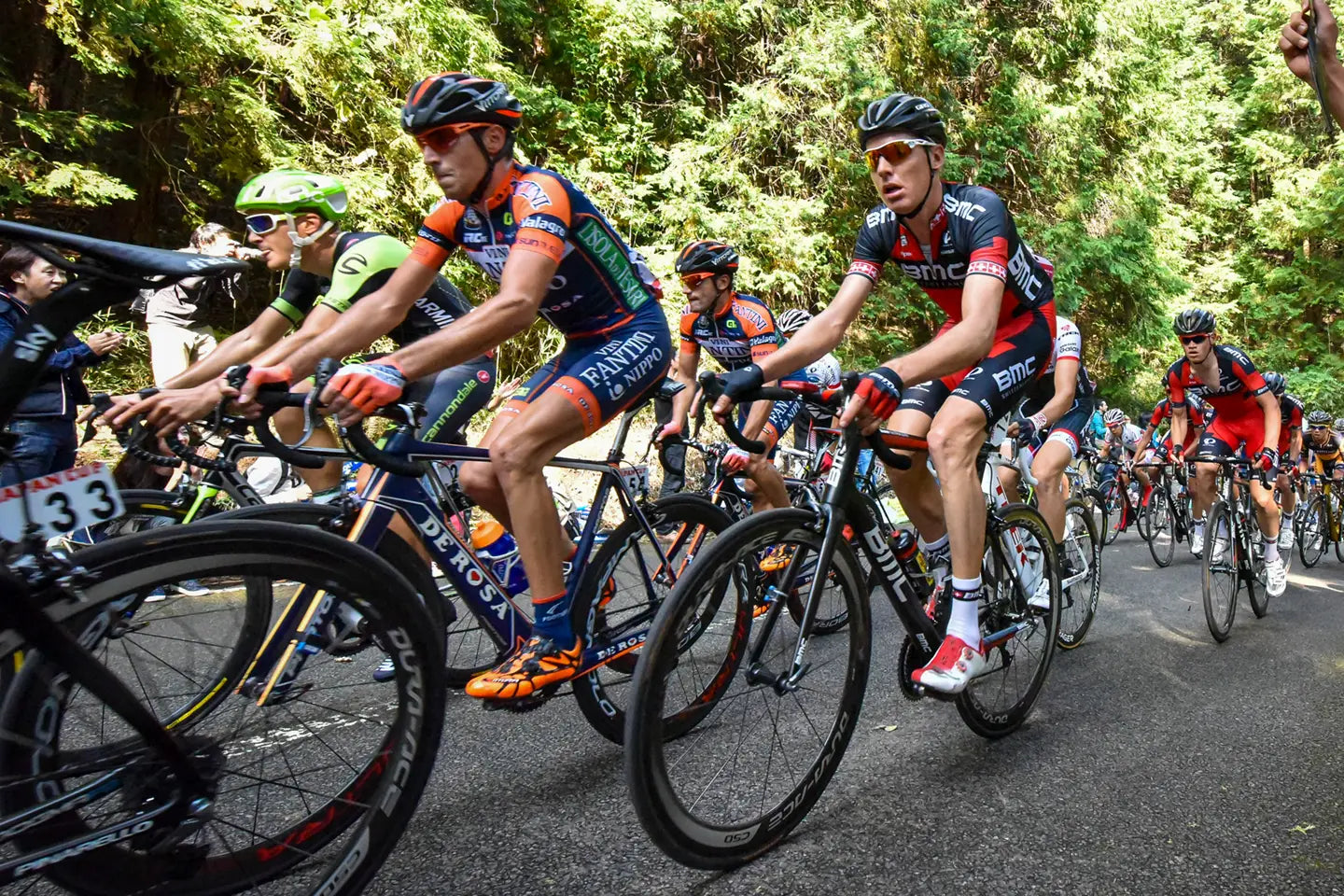 ヒルクライムでサドル後方に座り、お尻の筋肉を使って回すプロライダーたち