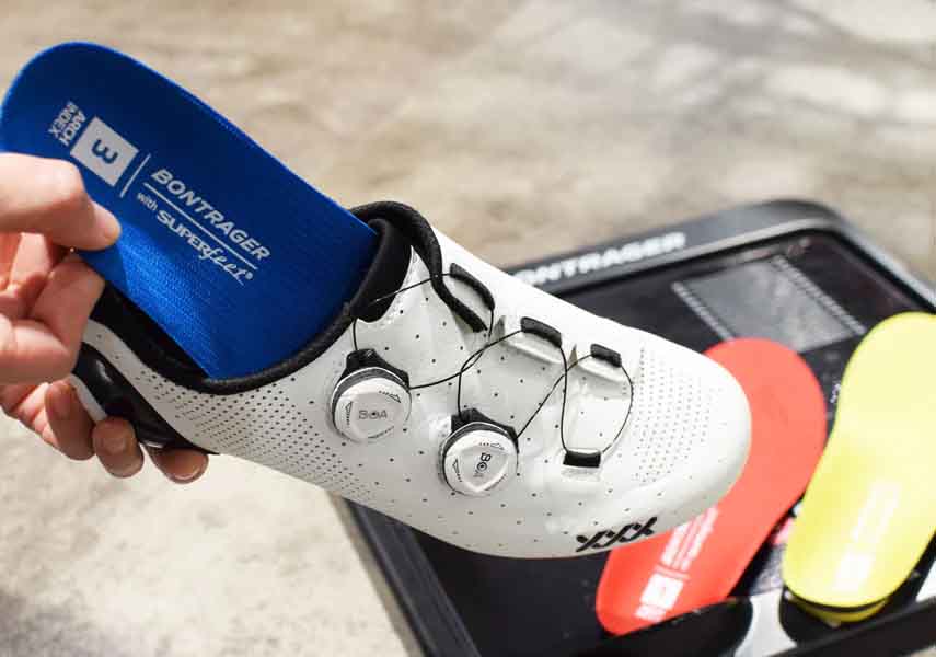 シューズのインソール交換をしているところ