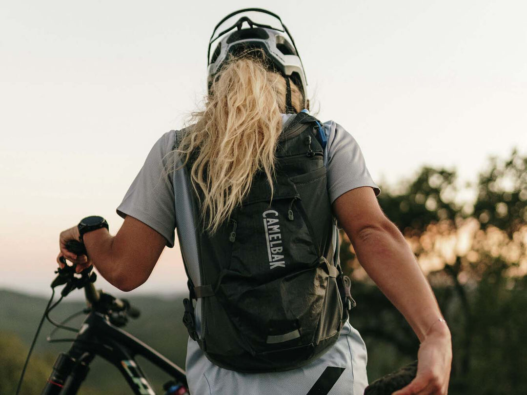 キャメルバックのハイドレーションバックパックを背負っているイメージ写真