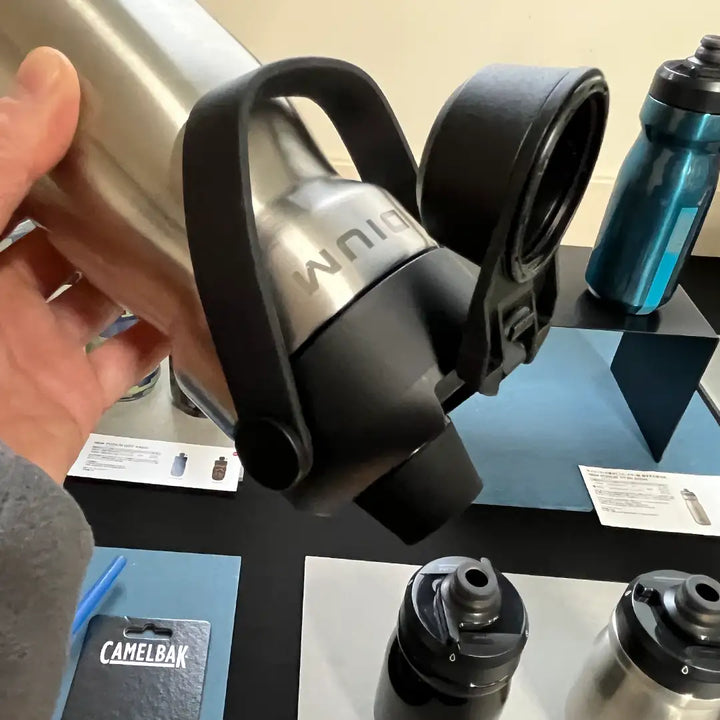 Camelbak Thrive Chag Accessory Cap（キャメルバック スライブ チャグ アクセサリー キャップ）ボトルを傾けてもキャップが落ちてこない