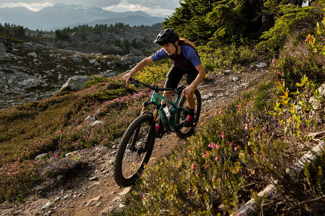 シングルトラックを下っているマウンテンバイカー