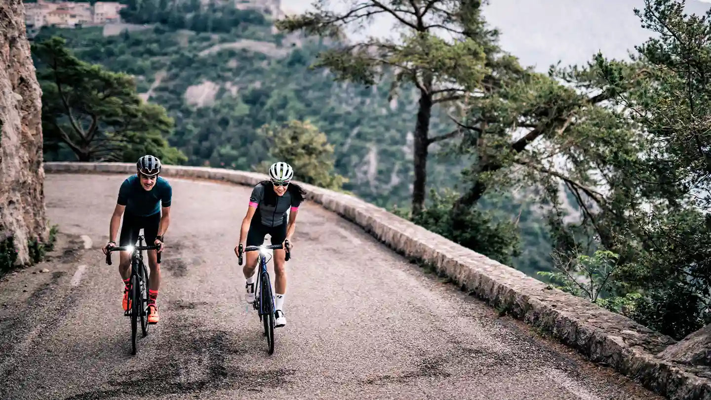 アルミフレームのロードバイクでのサイクリング画像