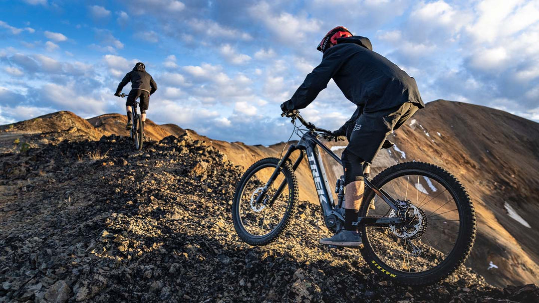 電動アシストマウンテンバイク Rail で急登を駆け上る写真