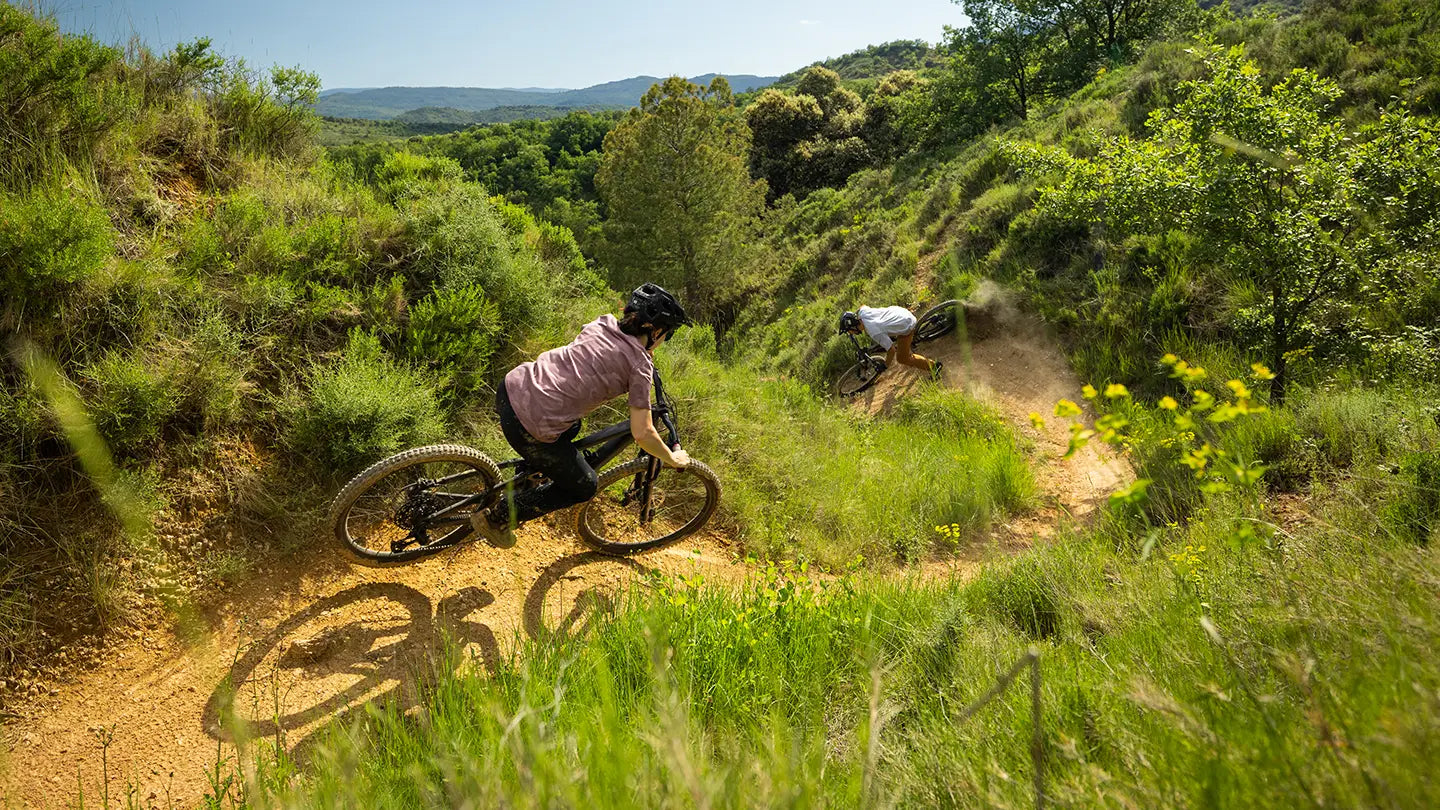 新型Fuelでトレイルを楽しむ様子