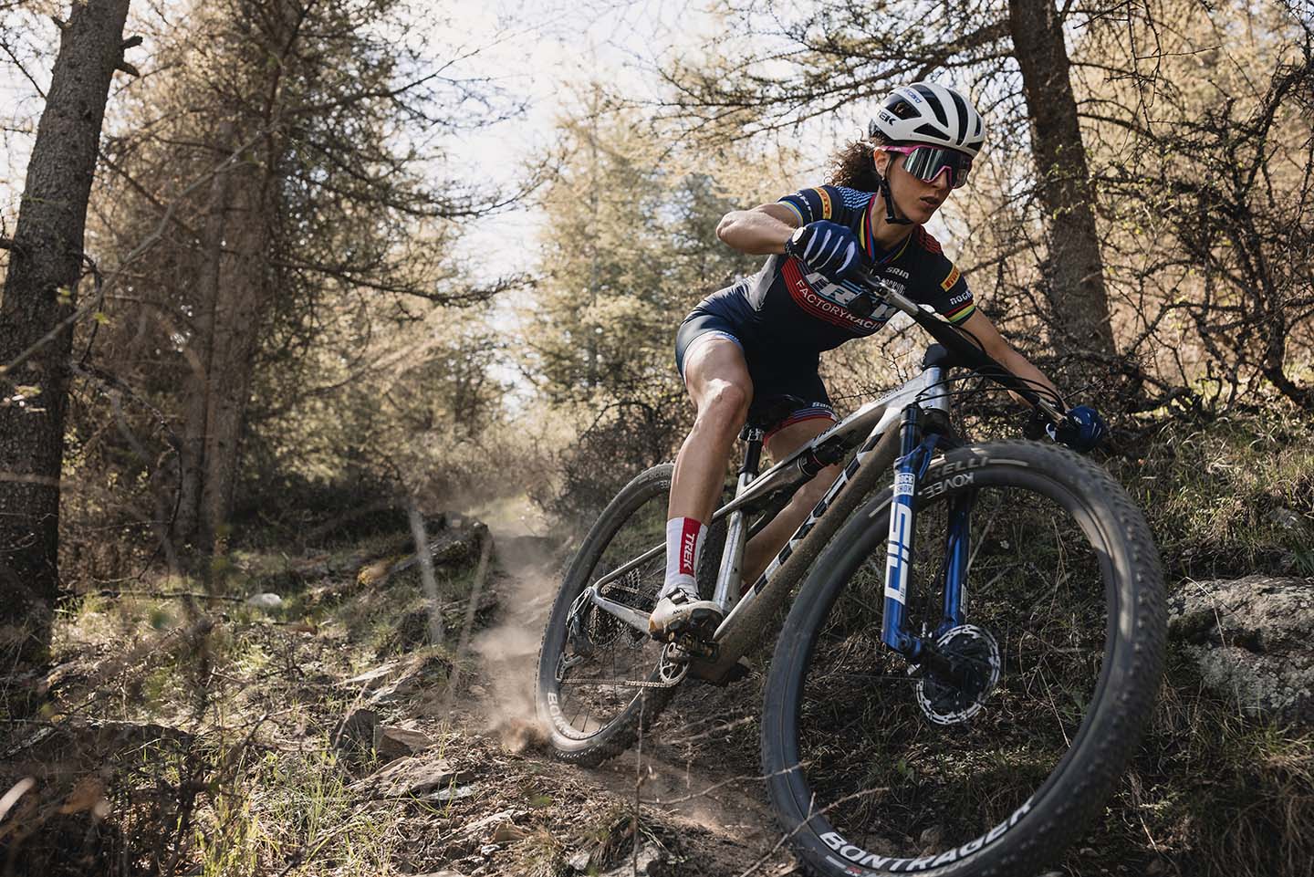 Supercaliber Gen2（スーパーキャリバー Gen2）でトレイルを攻めるプロ選手