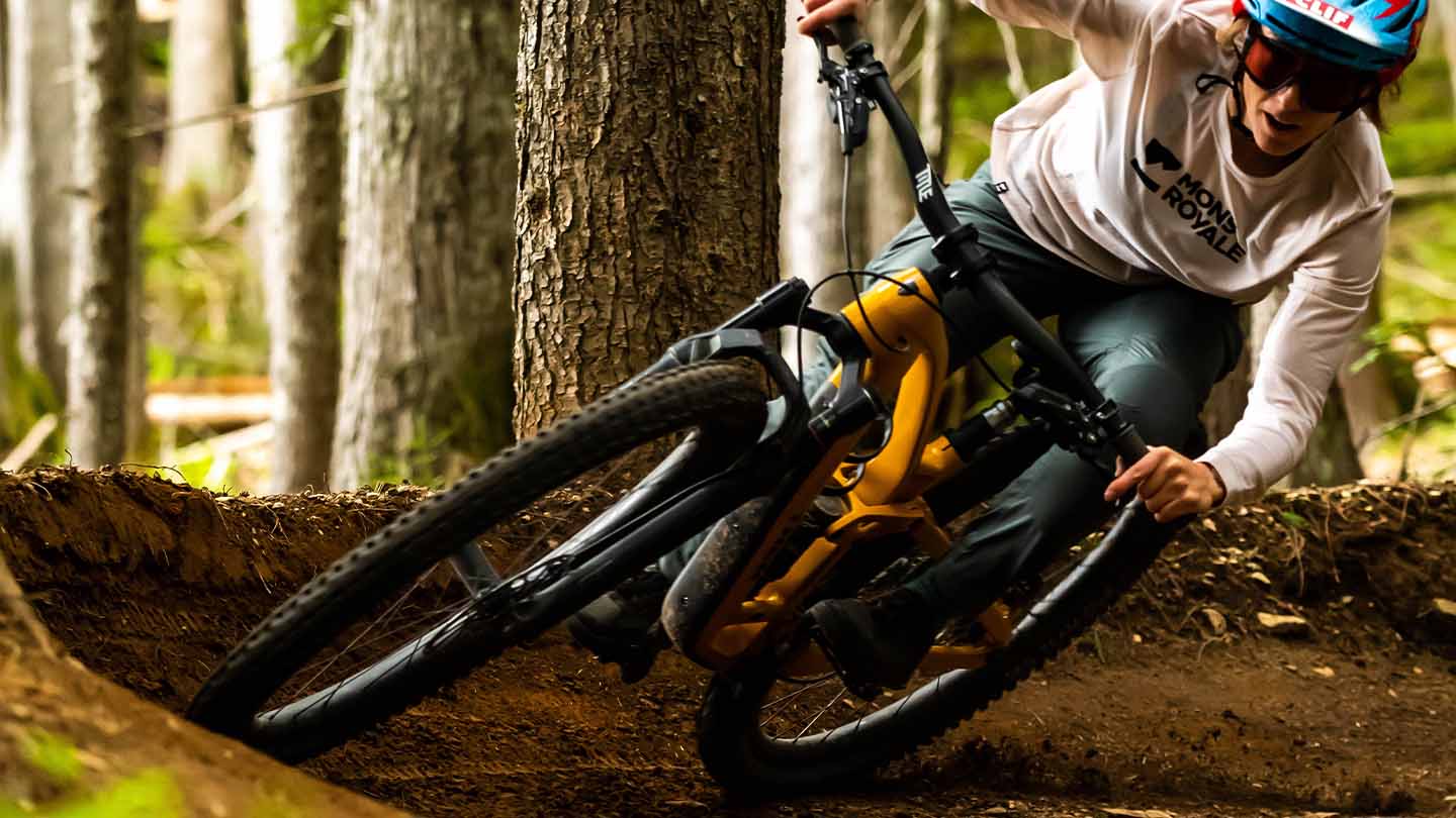 Trek Fuel EX Gen6（トレックフューエルEX Gen6）バンクを利用して曲がる様子