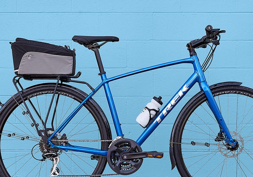 クロスバイクにアクセサリー類を沢山取り付けた様子