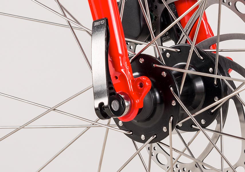 クロスバイクのフロントホイールのクイックレリースレバーの写真