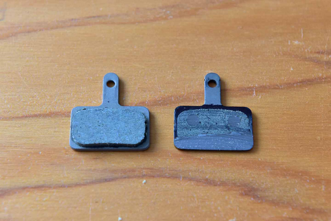 左が新品のブレーキパッドで、右が摩耗しきったブレーキパッド