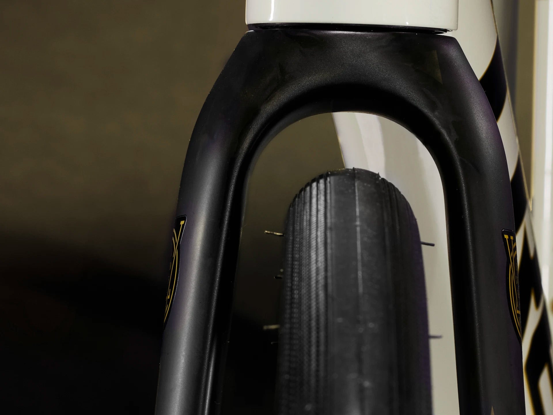 ドマーネALのタイヤクリアランスと安定感あるタイヤの太さ