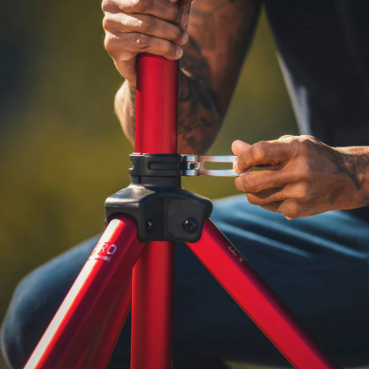 Feedback Sports Pro-Mechanic Bike Repair Standを屋外で使用するイメージカット