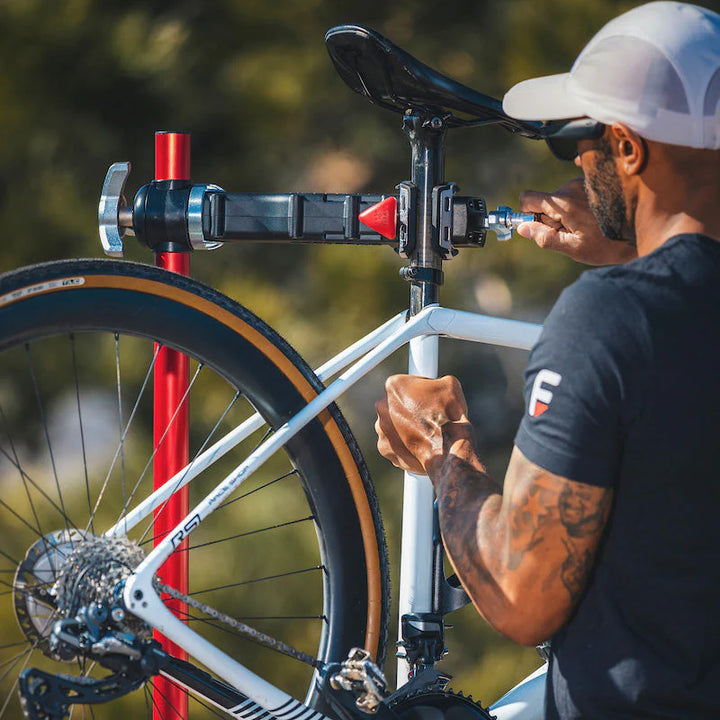 Feedback Sports Pro-Mechanic Bike Repair Standにシクロクロスバイクをクランプしているところ