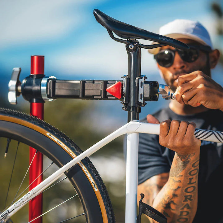 Feedback Sports Pro-Mechanic Bike Repair Standを屋外で使用するイメージ