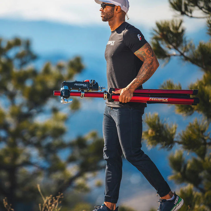 Feedback Sports Pro-Mechanic Bike Repair Standを収納して持ち運ぶ男性