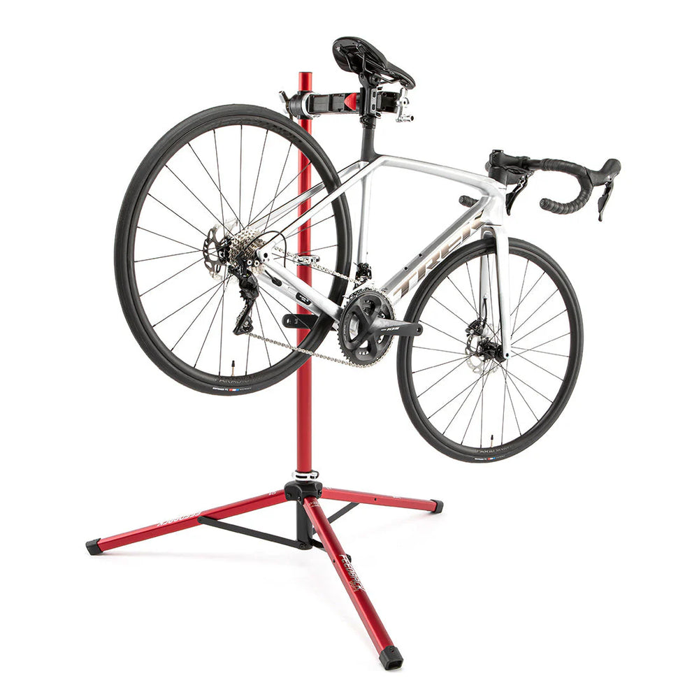 Feedback Sports Pro-Mechanic Bike Repair Standにトレックのロードバイクをクランプ
