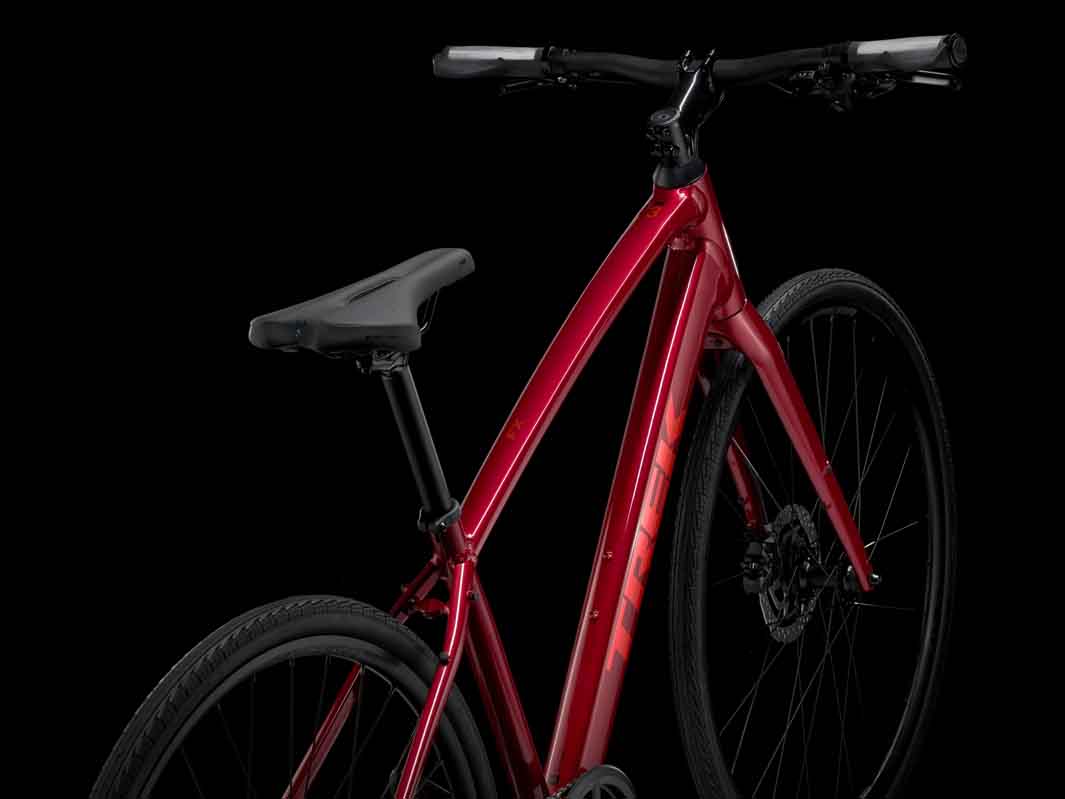 Trek FX3 Gen4 2025（トレック FX3 Gen4 2025）のレッドカラー（Crimson）の斜め後方からの画像