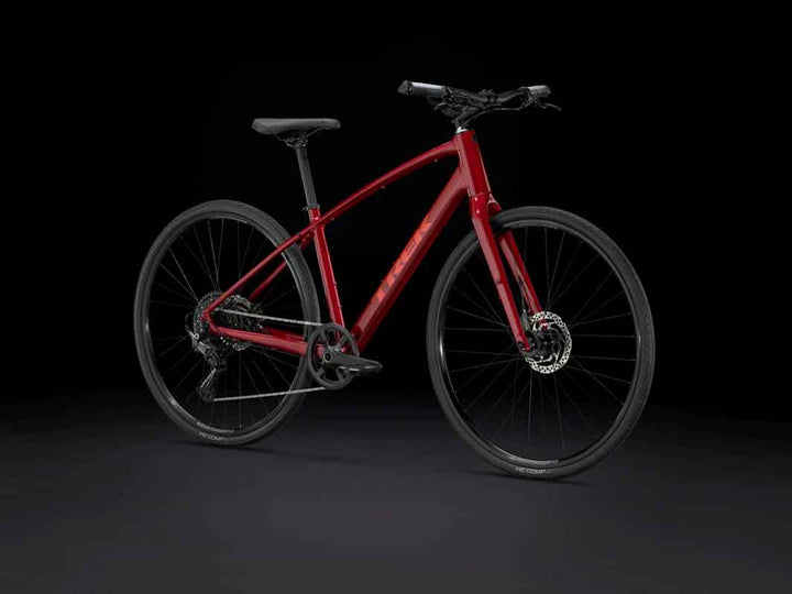 Trek FX3 Gen4 2025（トレック FX3 Gen4 2025）のレッドカラー（Crimson）の斜め前からの画像