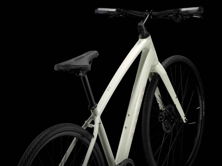 Trek FX3 Gen4 2025（トレック FX3 Gen4 2025）のホワイトカラー（Era White）の斜め後方からの画像