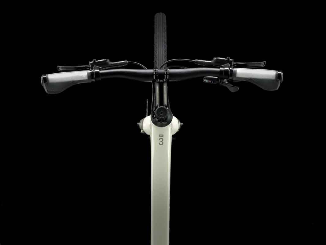 Trek FX3 Gen4 2025（トレック FX3 Gen4 2025）のホワイトカラー（Era White）のハンドル真上からの画像
