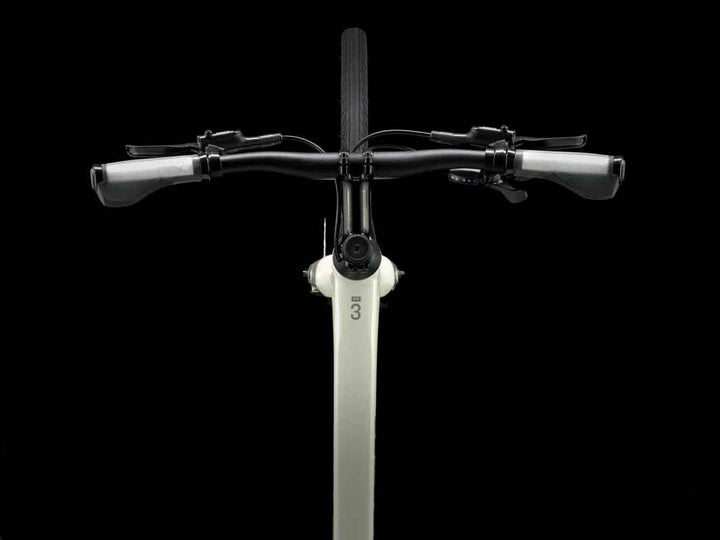 Trek FX3 Gen4 2025（トレック FX3 Gen4 2025）のホワイトカラー（Era White）のハンドル真上からの画像