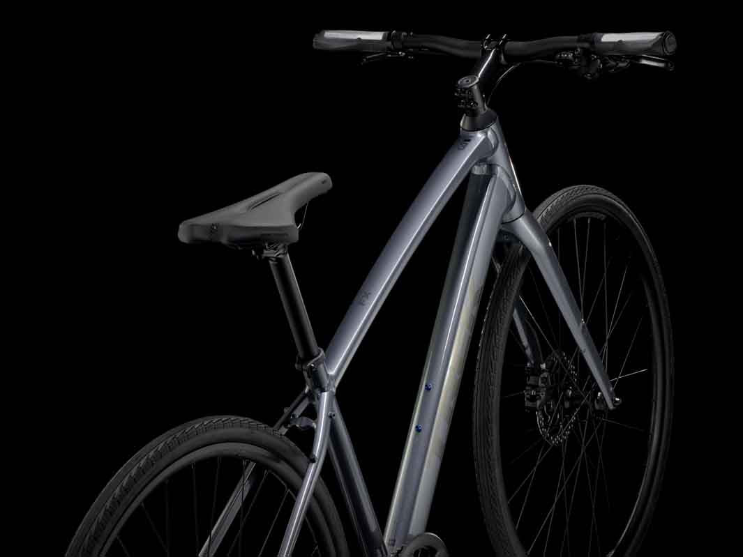 Trek FX3 Gen4 2025（トレック FX3 Gen4 2025）のグレーカラー（Galactic Grey）の斜め後方からの写真