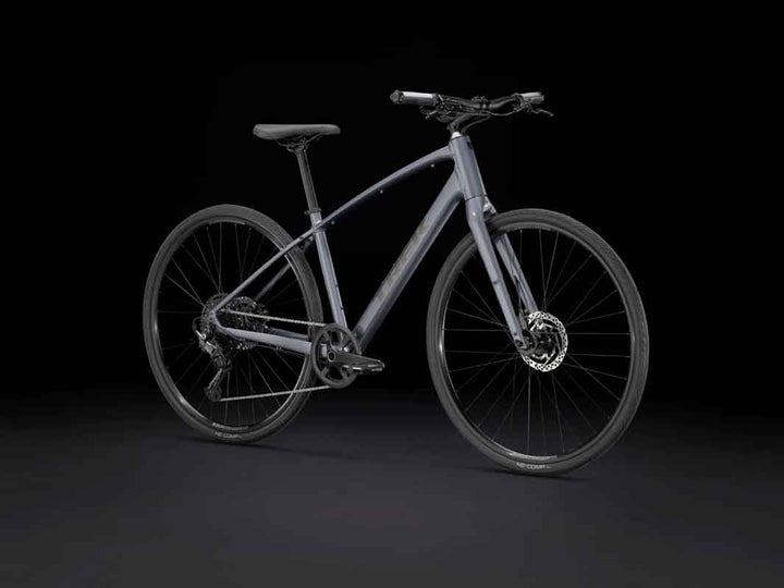 Trek FX3 Gen4 2025（トレック FX3 Gen4 2025）のグレーカラー（Galactic Grey）の斜め前方からの写真
