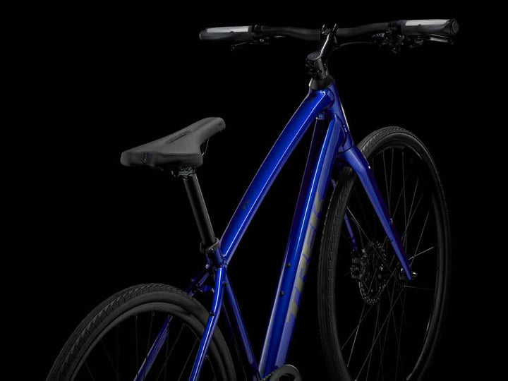 Trek FX3 Gen4（トレック FX3 Gen4）のブルーカラー（Hex Blue）の斜め後方からの画像
