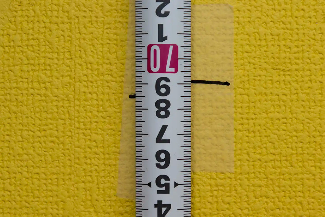 必ず複数回測定すること。メジャーの左側に見えているのが一回目で、右側に見えているのが2回目の測定値。これだけズレる可能性があるから複数回やって平均を取るのがよい。