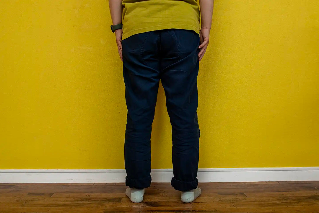 壁に向かって立つ