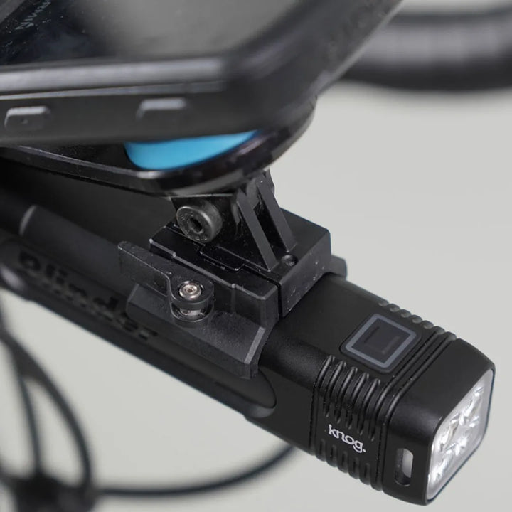 Knog Blinder 1000（ノグ ブラインダー 1000）サイコン下側にライトを取り付け例