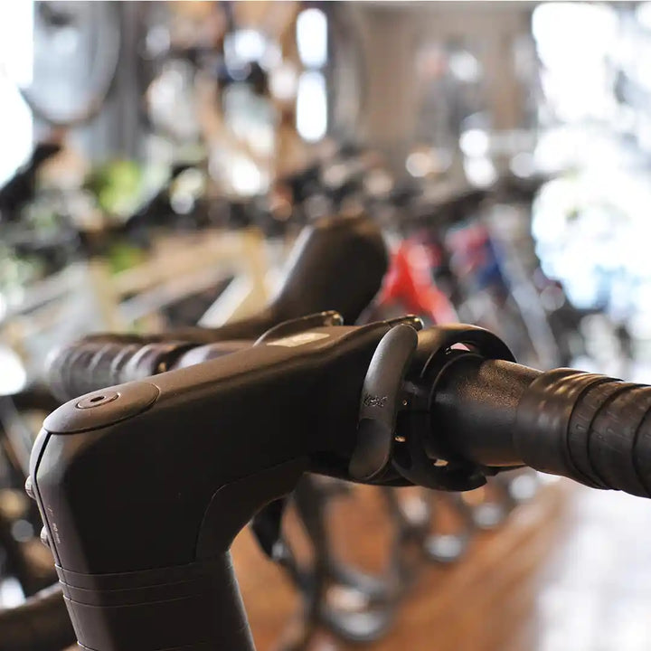 Knog（ノグ） Oi Prima Bike Bell（オイ プリマ バイク ベル）Anthraciteカラー Largeサイズ　ロードバイクに取り付け