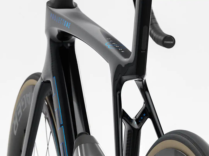 車種：Madone SLR 9 Gen 8　カラー：ICON Shimano Dura-Ace x Trek　ISOフローを斜め左後ろから