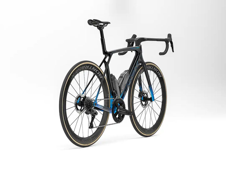 車種：Madone SLR 9 Gen 8　カラー：ICON Shimano Dura-Ace x Trek　右斜め後方からの撮影画像