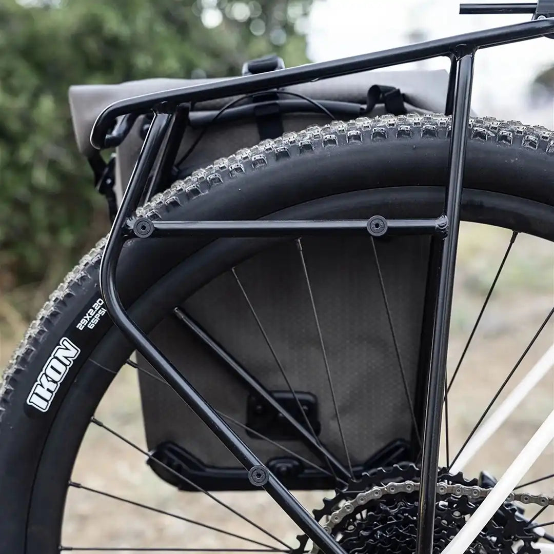 ORTLIEB（オルトリーブ） クイックラック XLを29×2.2インチタイヤに取り付けた様子を真横から