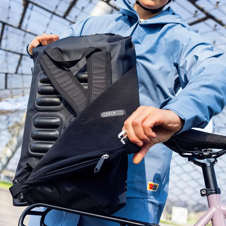 Ortlieb（オルトリーブ）Vario Lite（ヴァリオライト）カラー：ブラック　バックパック使用への切り替え