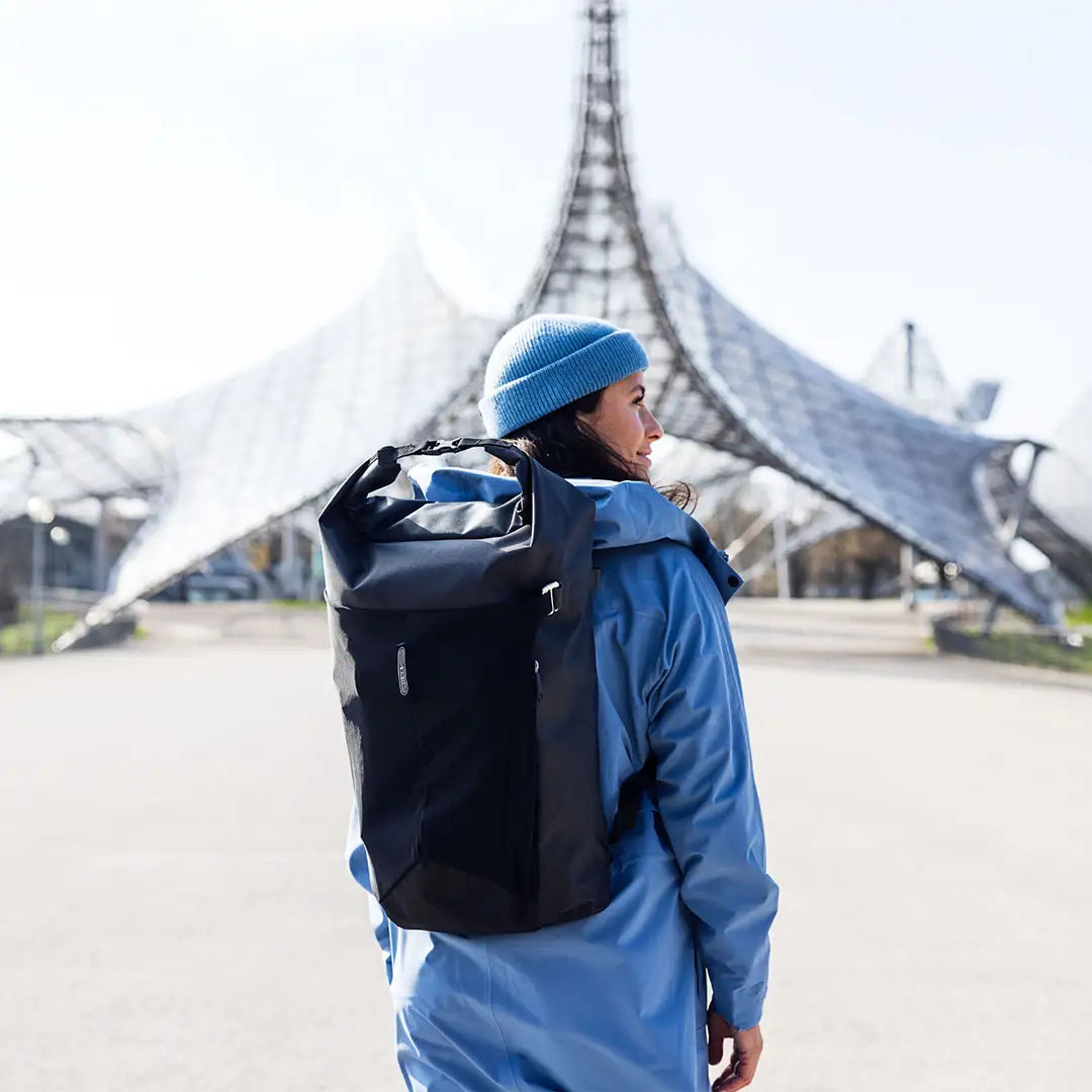 Ortlieb（オルトリーブ）Vario Lite（ヴァリオライト）カラー：ブラック　背中に背負った女性