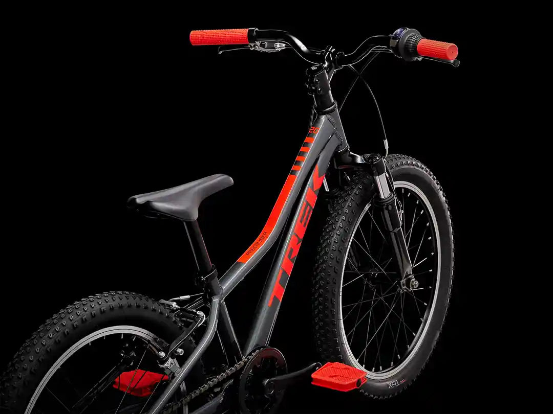 トレックの20インチキッズバイクprecaliber20グレーを斜め後ろから