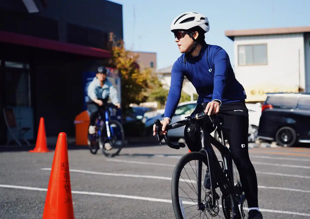 コーンを置いてロードバイクで曲がる練習をしているところ