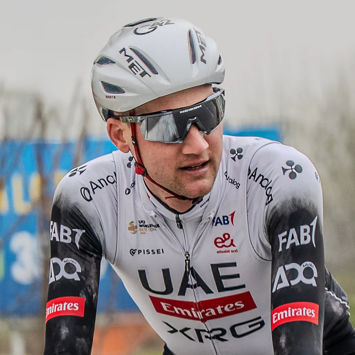 SCICON SPORTS アイウェアAEROSTORM カラー：マルチミラーシルバー　装着したUAEのライダー