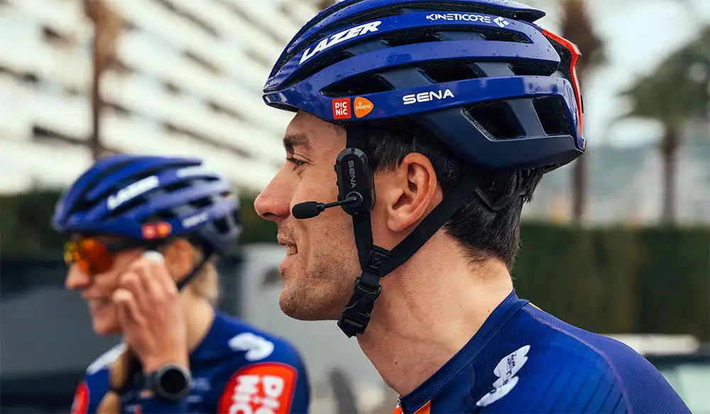 SENA（セナ）BiKom20 をヘルメットのストラップに取り付けるライダー