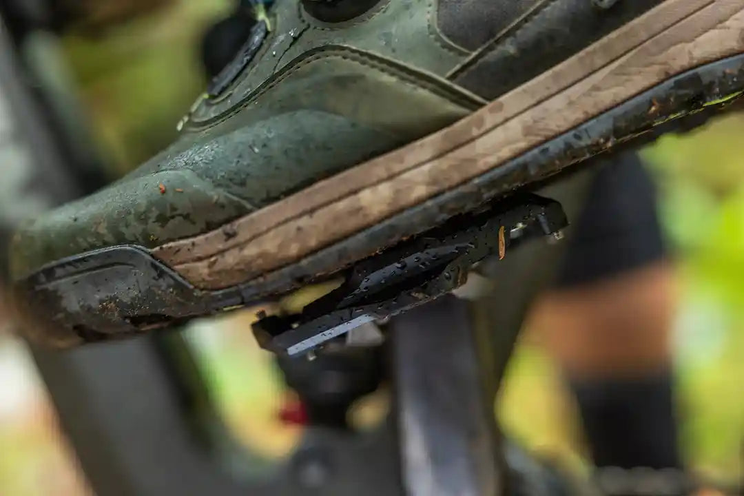 シマノのPD-M9220ペダルにシューズをステップインしたときの様子を真横から