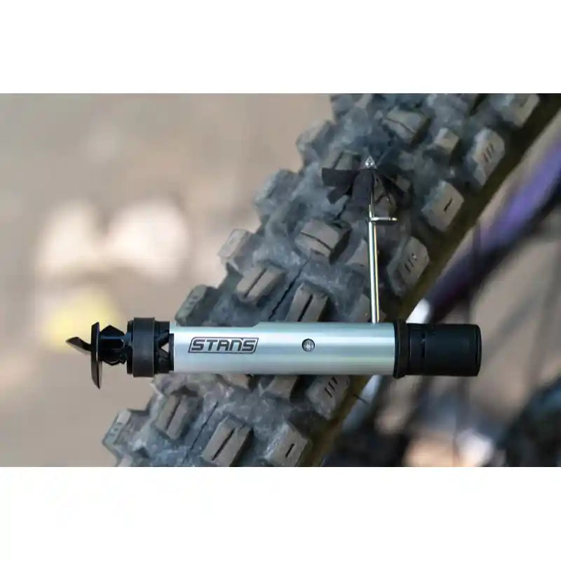 Stan's NoTubes Incredible Dart Tool（スタンズノーチューブ インクレディブル ダート ツール）金属製のボディで確実に打ち込むことができる