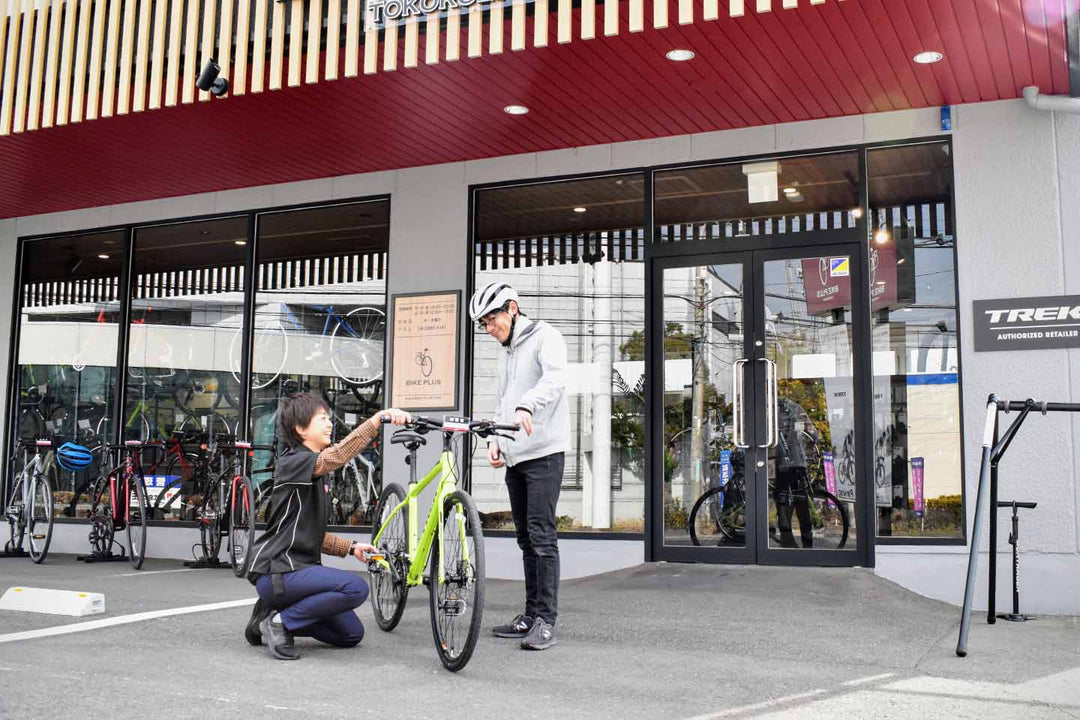 お店の駐車場で試乗のご案内をしている様子